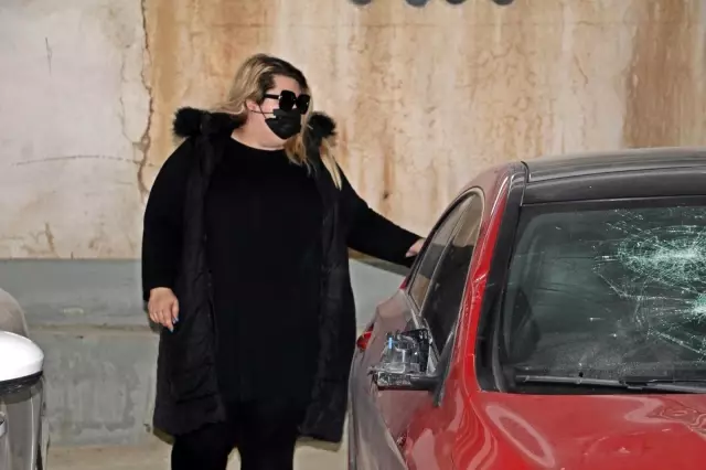 Öfkeli genç, Rus kadının lüks aracını hurdaya çevirip cep telefonuyla da kaydetti Öfkeli genç, Rus kadının lüks aracını hurdaya çevirip cep telefonuyla da kaydetti