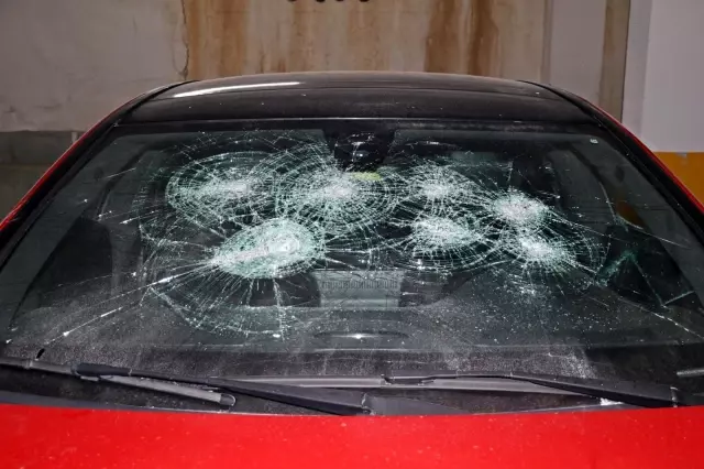 Öfkeli genç, Rus kadının lüks aracını hurdaya çevirip cep telefonuyla da kaydetti Öfkeli genç, Rus kadının lüks aracını hurdaya çevirip cep telefonuyla da kaydetti