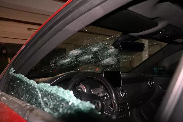 Öfkeli genç, Rus kadının lüks aracını hurdaya çevirip cep telefonuyla da kaydetti Öfkeli genç, Rus kadının lüks aracını hurdaya çevirip cep telefonuyla da kaydetti