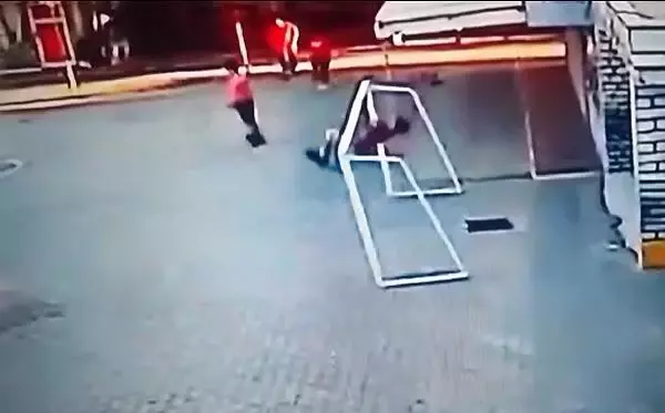 Son dakika gündem: ADANA OKUL BAHÇESİNDE MAÇ YAPARKEN ASILDIĞI KALE DİREĞİNİN ALTINDA KALDI Son dakika gündem: ADANA OKUL BAHÇESİNDE MAÇ YAPARKEN ASILDIĞI KALE DİREĞİNİN ALTINDA KALDI