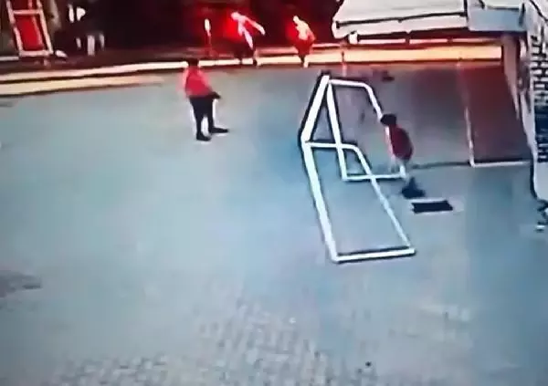 Son dakika gündem: ADANA OKUL BAHÇESİNDE MAÇ YAPARKEN ASILDIĞI KALE DİREĞİNİN ALTINDA KALDI Son dakika gündem: ADANA OKUL BAHÇESİNDE MAÇ YAPARKEN ASILDIĞI KALE DİREĞİNİN ALTINDA KALDI