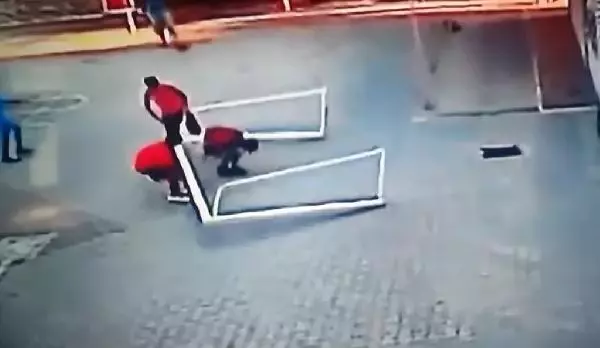 Son dakika gündem: ADANA OKUL BAHÇESİNDE MAÇ YAPARKEN ASILDIĞI KALE DİREĞİNİN ALTINDA KALDI Son dakika gündem: ADANA OKUL BAHÇESİNDE MAÇ YAPARKEN ASILDIĞI KALE DİREĞİNİN ALTINDA KALDI