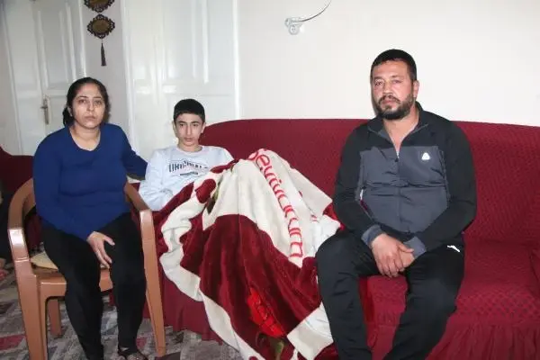 Son dakika gündem: ADANA OKUL BAHÇESİNDE MAÇ YAPARKEN ASILDIĞI KALE DİREĞİNİN ALTINDA KALDI Son dakika gündem: ADANA OKUL BAHÇESİNDE MAÇ YAPARKEN ASILDIĞI KALE DİREĞİNİN ALTINDA KALDI