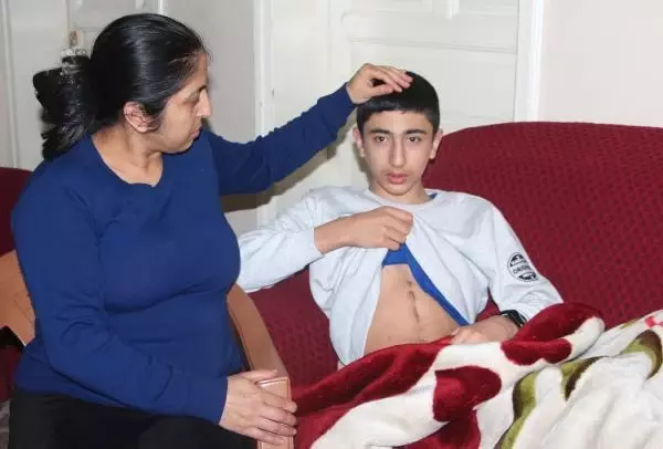Son dakika gündem: ADANA OKUL BAHÇESİNDE MAÇ YAPARKEN ASILDIĞI KALE DİREĞİNİN ALTINDA KALDI Son dakika gündem: ADANA OKUL BAHÇESİNDE MAÇ YAPARKEN ASILDIĞI KALE DİREĞİNİN ALTINDA KALDI