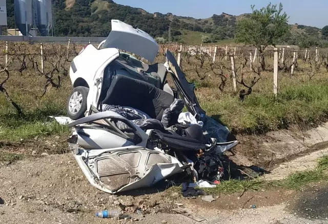 Otomobil üzüm bağına uçtu: 3 ölü...Feci kaza kamerada