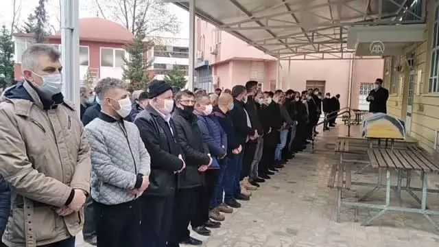 Otomobilin istinat duvarından düşmesi sonucu yaşamını yitiren hemşirenin cenazesi defnedildi Otomobilin istinat duvarından düşmesi sonucu yaşamını yitiren hemşirenin cenazesi defnedildi