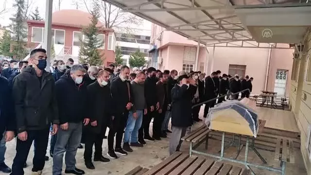 Otomobilin istinat duvarından düşmesi sonucu yaşamını yitiren hemşirenin cenazesi defnedildi Otomobilin istinat duvarından düşmesi sonucu yaşamını yitiren hemşirenin cenazesi defnedildi