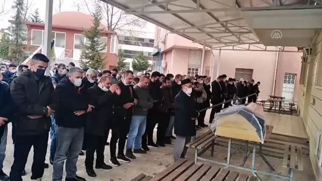 Otomobilin istinat duvarından düşmesi sonucu yaşamını yitiren hemşirenin cenazesi defnedildi Otomobilin istinat duvarından düşmesi sonucu yaşamını yitiren hemşirenin cenazesi defnedildi