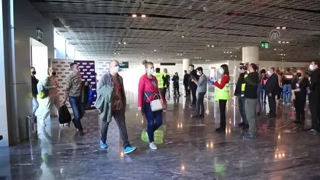 Rus turist kafilesini taşıyan yolcu uçağı havalimanında 'su takı'yla karşılandı Rus turist kafilesini taşıyan yolcu uçağı havalimanında 'su takı'yla karşılandı