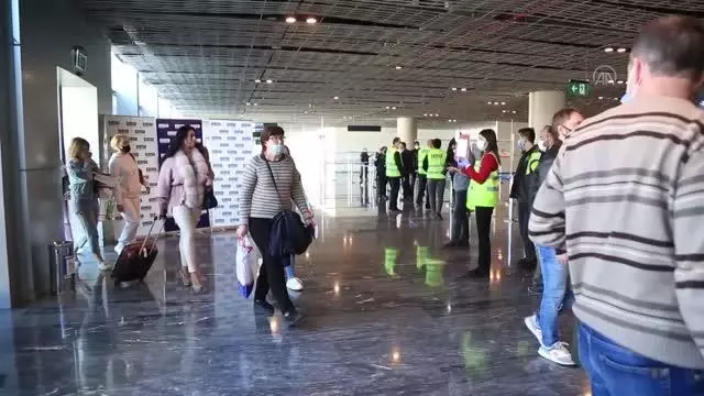 Rus turist kafilesini taşıyan yolcu uçağı havalimanında 'su takı'yla karşılandı Rus turist kafilesini taşıyan yolcu uçağı havalimanında 'su takı'yla karşılandı