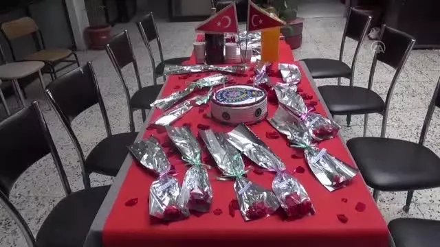 ŞANLIURFA - Kavga ihbarına gelen polislere sürpriz kutlama yapıldı ŞANLIURFA - Kavga ihbarına gelen polislere sürpriz kutlama yapıldı