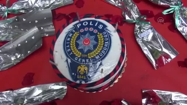 ŞANLIURFA - Kavga ihbarına gelen polislere sürpriz kutlama yapıldı ŞANLIURFA - Kavga ihbarına gelen polislere sürpriz kutlama yapıldı