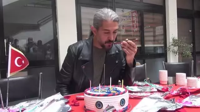 ŞANLIURFA - Kavga ihbarına gelen polislere sürpriz kutlama yapıldı ŞANLIURFA - Kavga ihbarına gelen polislere sürpriz kutlama yapıldı