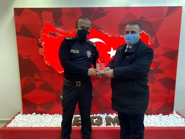 Şehit kızından emniyet müdürüne çiçek Şehit kızından emniyet müdürüne çiçek