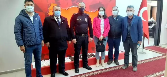 Şehit kızından emniyet müdürüne çiçek Şehit kızından emniyet müdürüne çiçek