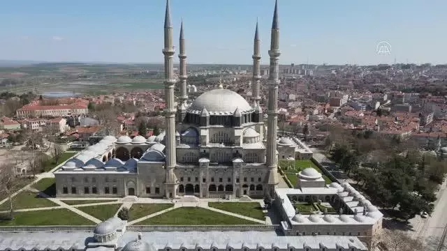 Selimiye Camisi minarelerine ramazan mahyası asıldı Selimiye Camisi minarelerine ramazan mahyası asıldı