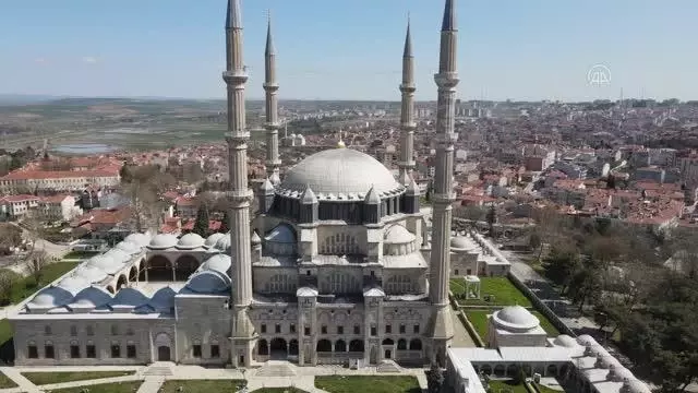 Selimiye Camisi minarelerine ramazan mahyası asıldı Selimiye Camisi minarelerine ramazan mahyası asıldı