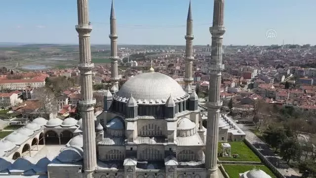 Selimiye Camisi minarelerine ramazan mahyası asıldı Selimiye Camisi minarelerine ramazan mahyası asıldı