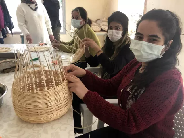 Sepet örerek hem stres atıyor hem de meslek öğreniyorlar Sepet örerek hem stres atıyor hem de meslek öğreniyorlar