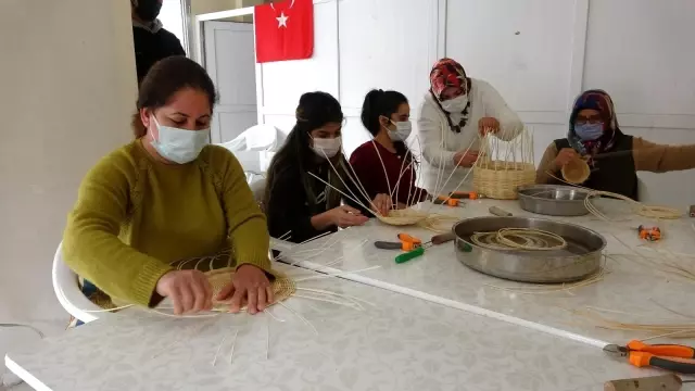 Sepet örerek hem stres atıyor hem de meslek öğreniyorlar Sepet örerek hem stres atıyor hem de meslek öğreniyorlar