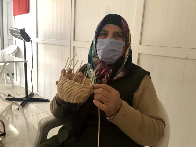 Sepet örerek hem stres atıyor hem de meslek öğreniyorlar Sepet örerek hem stres atıyor hem de meslek öğreniyorlar