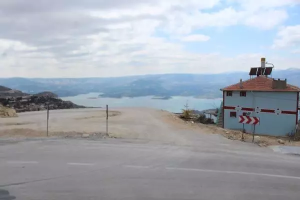 KARAMAN SEYCAN HEMŞİRENİN ÖLDÜĞÜ YERDE YOL YAPIM ÇALIŞMASI SÜRÜYOR KARAMAN SEYCAN HEMŞİRENİN ÖLDÜĞÜ YERDE YOL YAPIM ÇALIŞMASI SÜRÜYOR