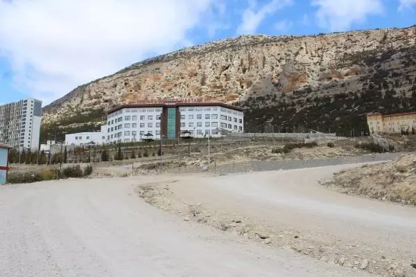 KARAMAN SEYCAN HEMŞİRENİN ÖLDÜĞÜ YERDE YOL YAPIM ÇALIŞMASI SÜRÜYOR KARAMAN SEYCAN HEMŞİRENİN ÖLDÜĞÜ YERDE YOL YAPIM ÇALIŞMASI SÜRÜYOR