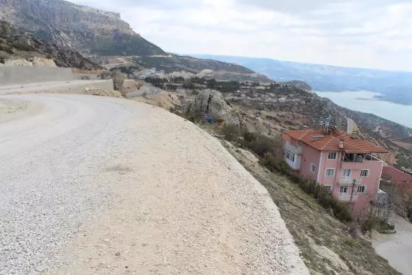 KARAMAN SEYCAN HEMŞİRENİN ÖLDÜĞÜ YERDE YOL YAPIM ÇALIŞMASI SÜRÜYOR KARAMAN SEYCAN HEMŞİRENİN ÖLDÜĞÜ YERDE YOL YAPIM ÇALIŞMASI SÜRÜYOR