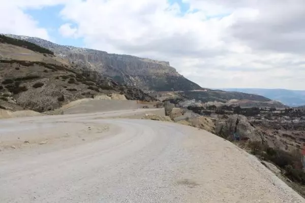 KARAMAN SEYCAN HEMŞİRENİN ÖLDÜĞÜ YERDE YOL YAPIM ÇALIŞMASI SÜRÜYOR KARAMAN SEYCAN HEMŞİRENİN ÖLDÜĞÜ YERDE YOL YAPIM ÇALIŞMASI SÜRÜYOR