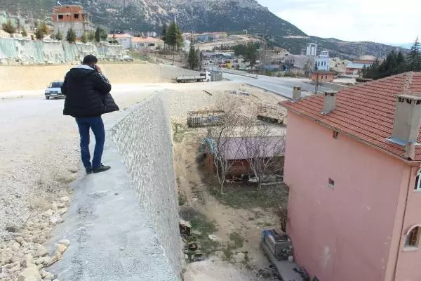 KARAMAN SEYCAN HEMŞİRENİN ÖLDÜĞÜ YERDE YOL YAPIM ÇALIŞMASI SÜRÜYOR KARAMAN SEYCAN HEMŞİRENİN ÖLDÜĞÜ YERDE YOL YAPIM ÇALIŞMASI SÜRÜYOR