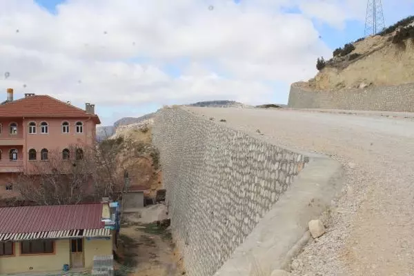 KARAMAN SEYCAN HEMŞİRENİN ÖLDÜĞÜ YERDE YOL YAPIM ÇALIŞMASI SÜRÜYOR KARAMAN SEYCAN HEMŞİRENİN ÖLDÜĞÜ YERDE YOL YAPIM ÇALIŞMASI SÜRÜYOR