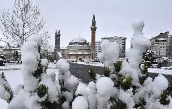 SİVAS'TA KAR YAĞIŞI; KENT MERKEZİ BEYAZA BÜRÜNDÜ SİVAS'TA KAR YAĞIŞI; KENT MERKEZİ BEYAZA BÜRÜNDÜ