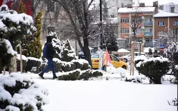 SİVAS'TA KAR YAĞIŞI; KENT MERKEZİ BEYAZA BÜRÜNDÜ SİVAS'TA KAR YAĞIŞI; KENT MERKEZİ BEYAZA BÜRÜNDÜ