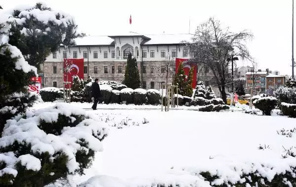 SİVAS'TA KAR YAĞIŞI; KENT MERKEZİ BEYAZA BÜRÜNDÜ SİVAS'TA KAR YAĞIŞI; KENT MERKEZİ BEYAZA BÜRÜNDÜ
