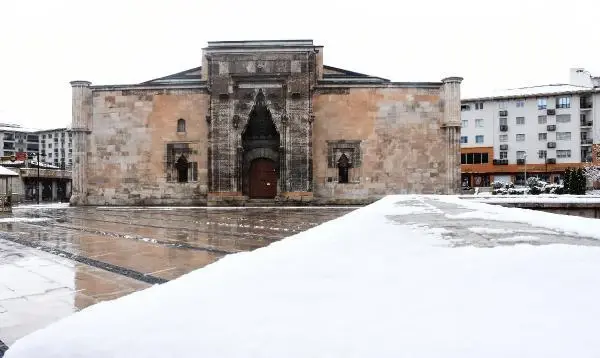 SİVAS'TA KAR YAĞIŞI; KENT MERKEZİ BEYAZA BÜRÜNDÜ SİVAS'TA KAR YAĞIŞI; KENT MERKEZİ BEYAZA BÜRÜNDÜ