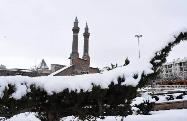SİVAS'TA KAR YAĞIŞI; KENT MERKEZİ BEYAZA BÜRÜNDÜ SİVAS'TA KAR YAĞIŞI; KENT MERKEZİ BEYAZA BÜRÜNDÜ
