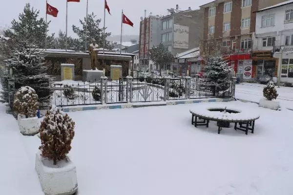 SİVAS'TA KAR YAĞIŞI; KENT MERKEZİ BEYAZA BÜRÜNDÜ SİVAS'TA KAR YAĞIŞI; KENT MERKEZİ BEYAZA BÜRÜNDÜ