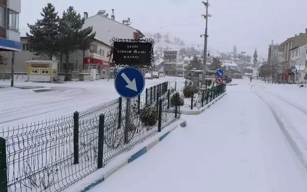SİVAS'TA KAR YAĞIŞI; KENT MERKEZİ BEYAZA BÜRÜNDÜ SİVAS'TA KAR YAĞIŞI; KENT MERKEZİ BEYAZA BÜRÜNDÜ