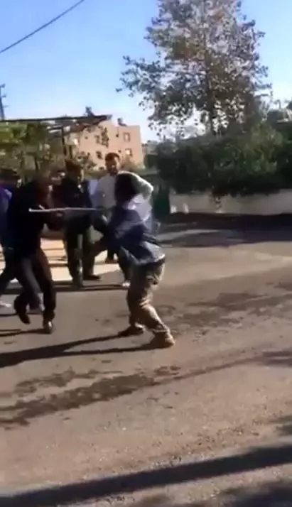 Sokak ortasında darp edilen kişinin bu defa vatandaşlara saldırırken görüntüleri ortaya çıktı Sokak ortasında darp edilen kişinin bu defa vatandaşlara saldırırken görüntüleri ortaya çıktı