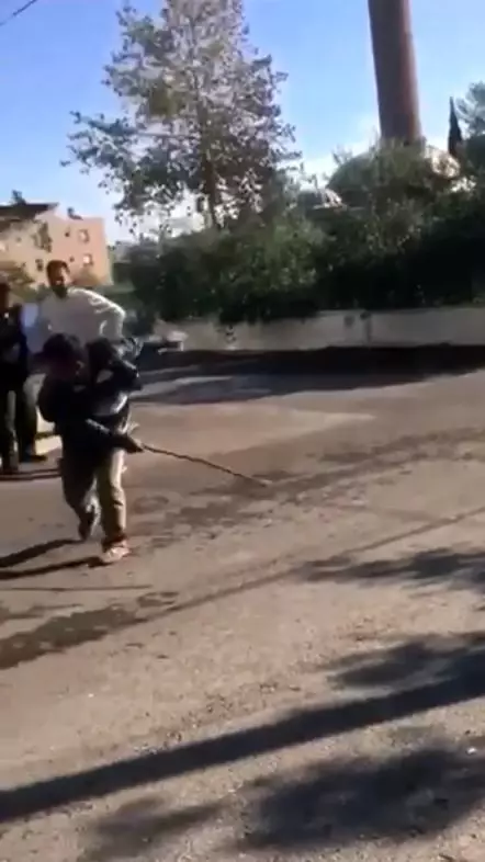 Sokak ortasında darp edilen kişinin bu defa vatandaşlara saldırırken görüntüleri ortaya çıktı Sokak ortasında darp edilen kişinin bu defa vatandaşlara saldırırken görüntüleri ortaya çıktı