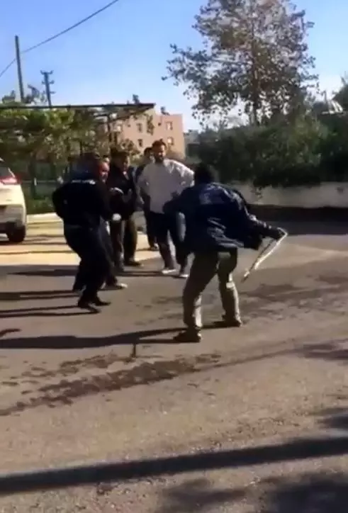 Sokak ortasında darp edilen kişinin bu defa vatandaşlara saldırırken görüntüleri ortaya çıktı Sokak ortasında darp edilen kişinin bu defa vatandaşlara saldırırken görüntüleri ortaya çıktı