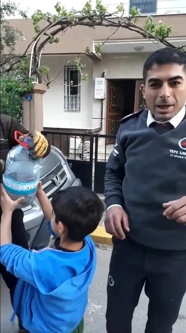 Sokakta gördükleri zehirli engerek yılanını elleriyle yakalayıp bidona soktular Sokakta gördükleri zehirli engerek yılanını elleriyle yakalayıp bidona soktular