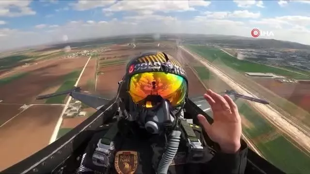 SOLOTÜRK'ün gösteri uçuşu nefesleri kesti SOLOTÜRK'ün gösteri uçuşu nefesleri kesti