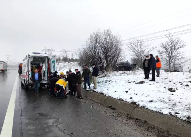 Anadolu Otoyolu'nda otomobil bariyerlere çarptı: 3 yaralı Anadolu Otoyolu'nda otomobil bariyerlere çarptı: 3 yaralı