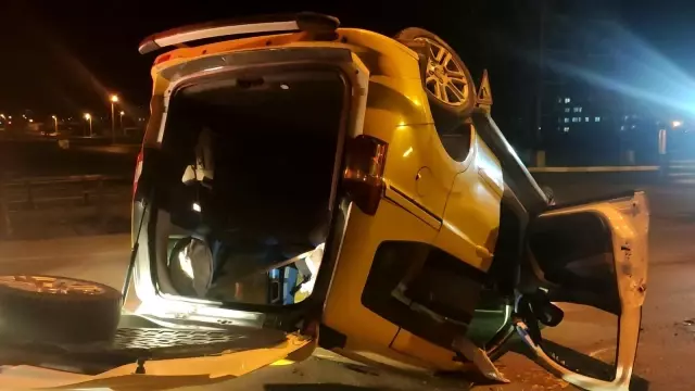 Ticari taksi takla attı, sürücünün burnu bile kanamadı Ticari taksi takla attı, sürücünün burnu bile kanamadı