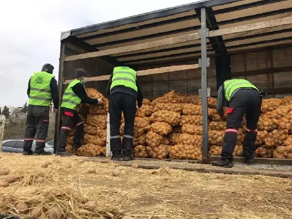 Son dakika haberi: Üreticiden alınan patates ve soğanlar, ihtiyaç sahibi 164 bin aileye ulaştırılacak Son dakika haberi: Üreticiden alınan patates ve soğanlar, ihtiyaç sahibi 164 bin aileye ulaştırılacak