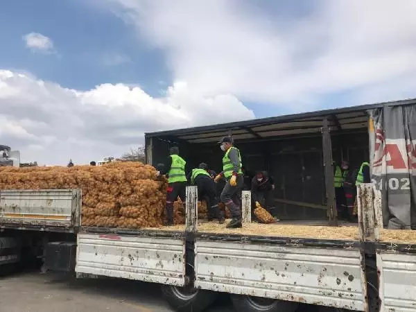 Son dakika haberi: Üreticiden alınan patates ve soğanlar, ihtiyaç sahibi 164 bin aileye ulaştırılacak Son dakika haberi: Üreticiden alınan patates ve soğanlar, ihtiyaç sahibi 164 bin aileye ulaştırılacak