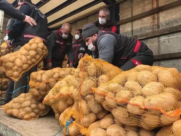 Son dakika haberi: Üreticiden alınan patates ve soğanlar, ihtiyaç sahibi 164 bin aileye ulaştırılacak Son dakika haberi: Üreticiden alınan patates ve soğanlar, ihtiyaç sahibi 164 bin aileye ulaştırılacak