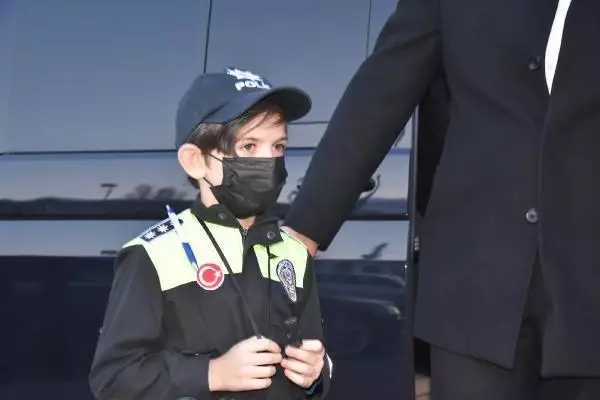 VALİ İLE BABASININ GÖREV YERİNE GİDİP, POLİS HAFTASI'NI KUTLADI VALİ İLE BABASININ GÖREV YERİNE GİDİP, POLİS HAFTASI'NI KUTLADI