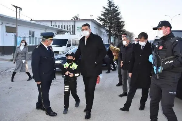 VALİ İLE BABASININ GÖREV YERİNE GİDİP, POLİS HAFTASI'NI KUTLADI VALİ İLE BABASININ GÖREV YERİNE GİDİP, POLİS HAFTASI'NI KUTLADI